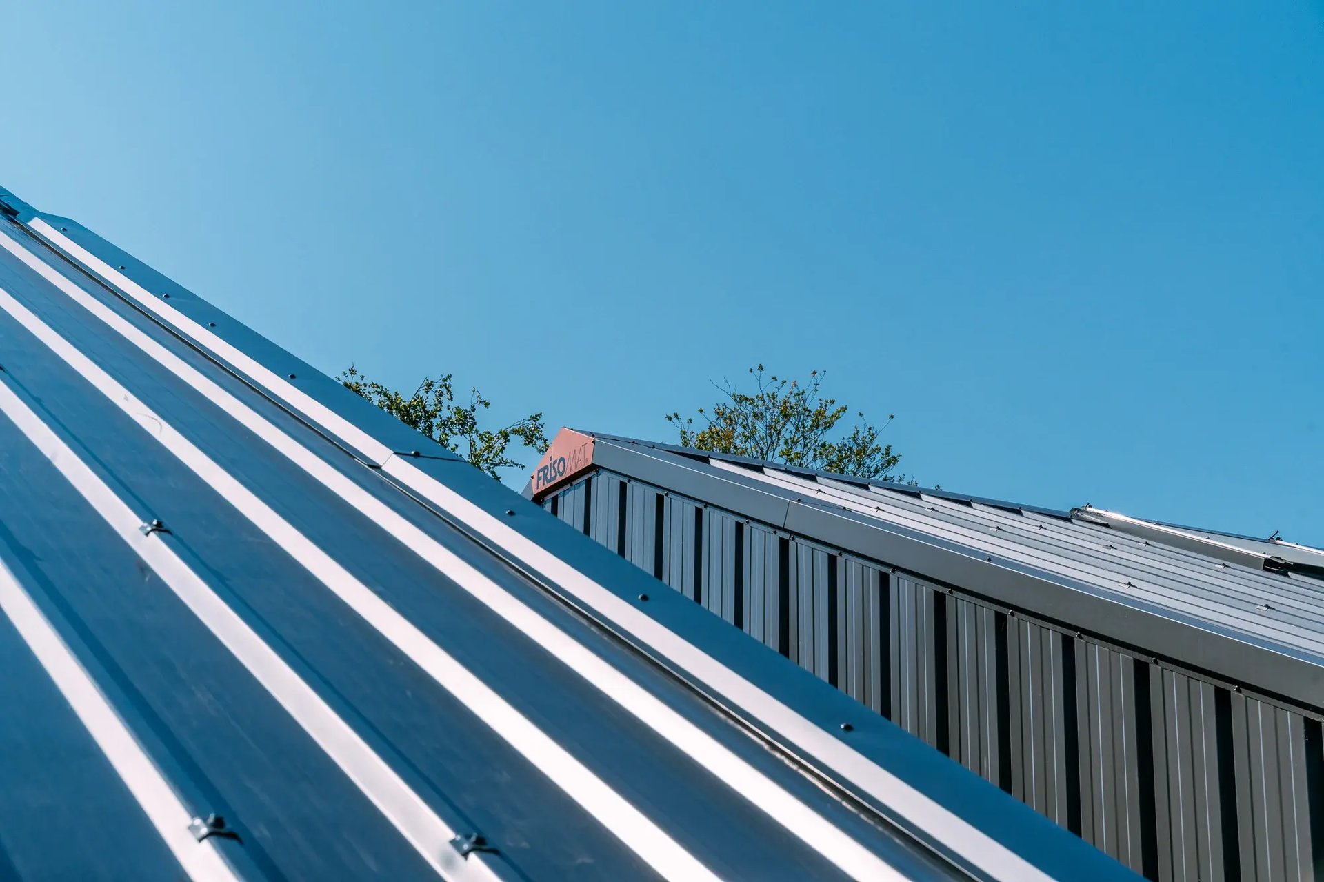 Interloods-renovatie-industriële-gebouwen-dak-Horta-Brasschaat_1-1