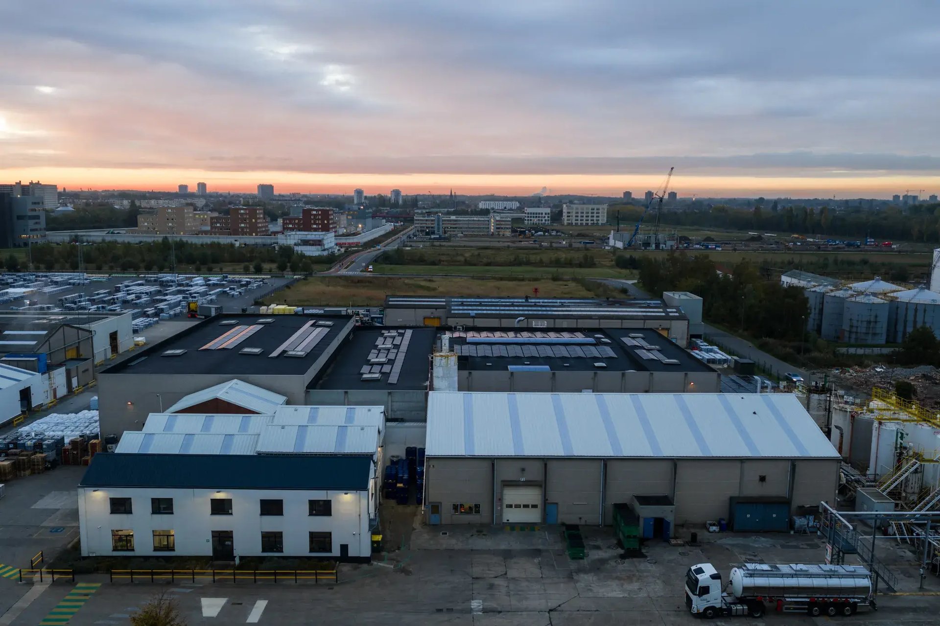 Interloods-renovatie-industriële-gebouwen-dak-IKO-Antwerpen